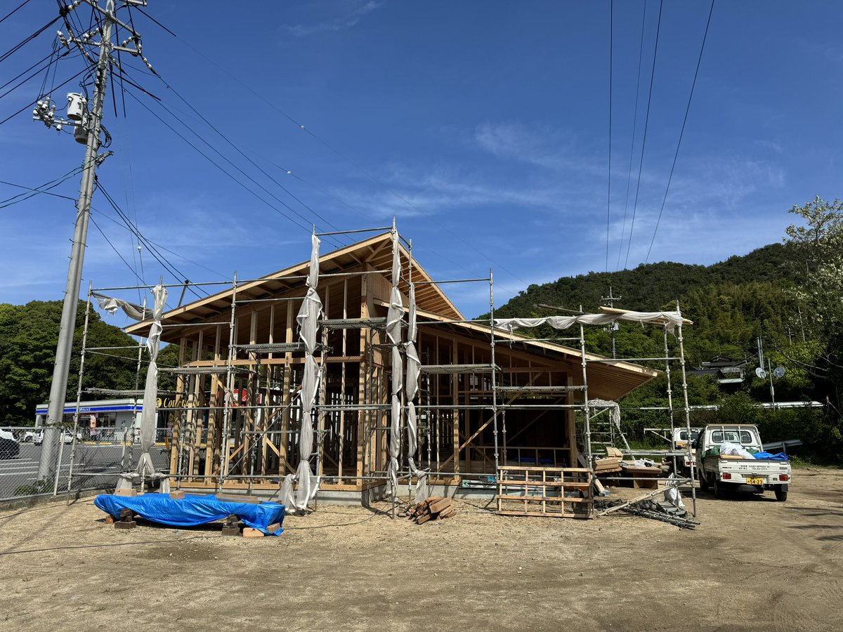 shupeiman's tweet image. 【LLACハウス建設日記】
棟上げから2日。CLTの屋根材に軒がついて、さらに大きく感じるようになりました。今日から連続で晴れなので、しっかり乾燥させながら屋根工事など進めて行きます🏠#LLAC #LLACハウス