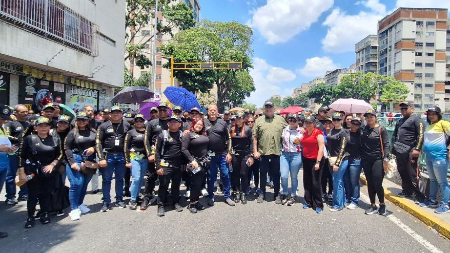 #EnImágenes || Con alegría, fuerza laboral de @CVMVenezuela dijo presente en la Gran Marcha del Día Internacional de los Trabajadores y Trabajadoras que recorrió amplios sectores de Caracas junto al Pdte. @NicolasMaduro. 

#2May 
#BidenLevantaLasSancionesYa