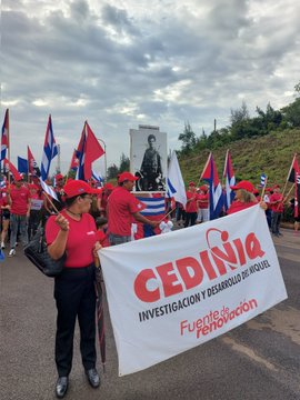 #Cediniqmoa #colectivocomprometido #CienciaCubana Desfile del primero de mayo obteniendo primer lugar el CEDINIQ unidad compromiso y victoria