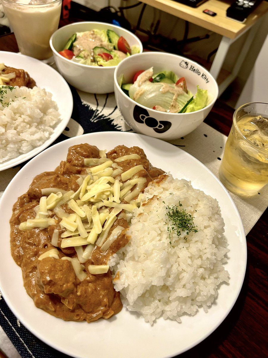 『トロッとチーズのカレープレート』

〜menu〜
・トマトベースの無水チキンカレーwithチーズ
(玉ねぎとトマトの旨味がぎっしり！🍅×🧅×🐔)
・キュウリとレタスのサラダ
・梅酒
(恋人はカルーアミルク呑んでた！🥴)

#料理記録
#自炊記録