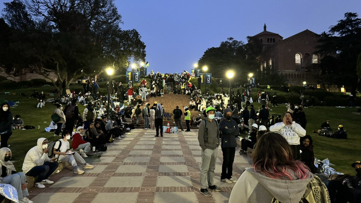 UCLA 🚨: It’s 0544 , the encampment is now in complete police control. Handful of protestors remain. The encampment is officially over.

It’s morning, birds chirping, I am signing off. Thanks for all the new followers, and all the pages/friends/colleagues who shared my work. 🫡