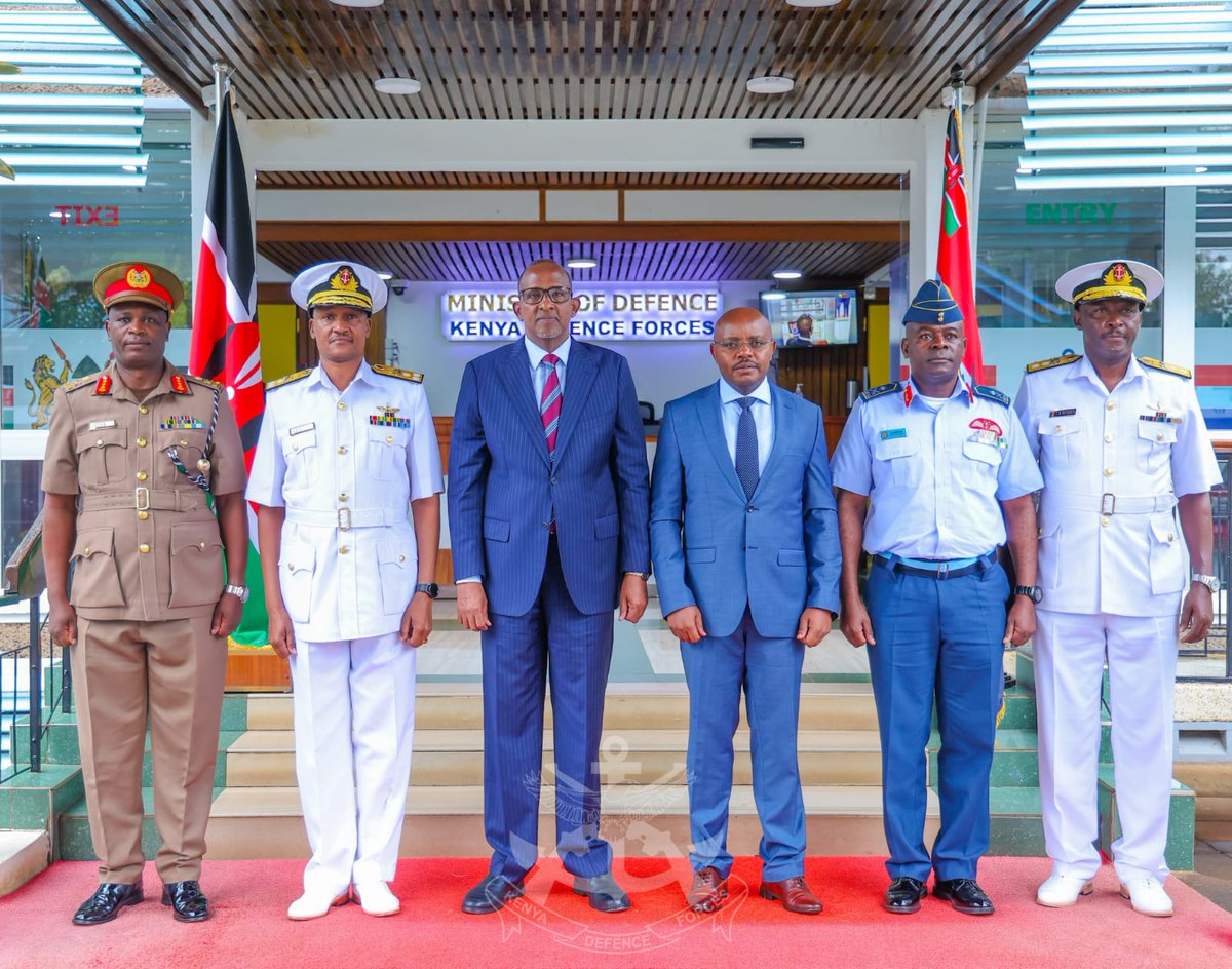 With the appointment of New Chief of Defense forces ,this is the Hierarchy of Command in Kenya's Defense department; From the Top ⬇️ 1.Commander in chief ⬇️ 2.CS Defense ⬇️ 3.CDF ⬇️ 4.Defense Principal secretary ⬇️ 5.V.CDF ⬇️ 6.Service commanders(Army,Navy, Airforce)