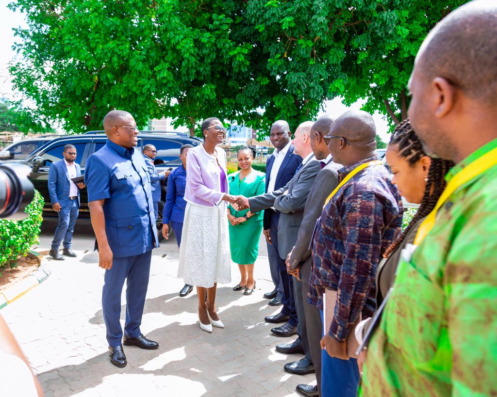 Mapokezi ya Spika wa Bunge la Jamhuri ya Muungano wa Tanzania Dkt Tulia Ackson katika viwanja vya ukumbi wa Jakaya Kikwete Convention Centre akipokelewa na Waziri wa Habari, Mawasiliano na Teknolojia ya Habari Mhe Nape Nnauye kwenye ufunguzi wa Siku ya Uhuru wa Habari #WPFD2024