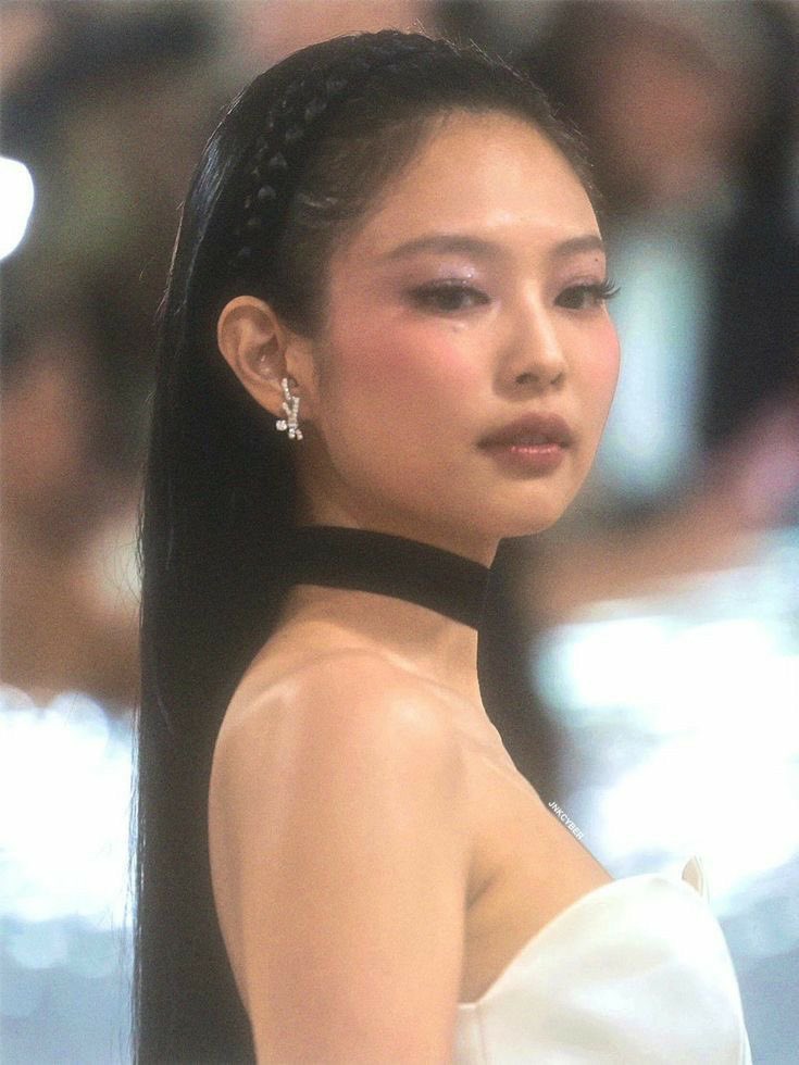 Jennie spotted at the airport heading to new york probably for the met gala ☆