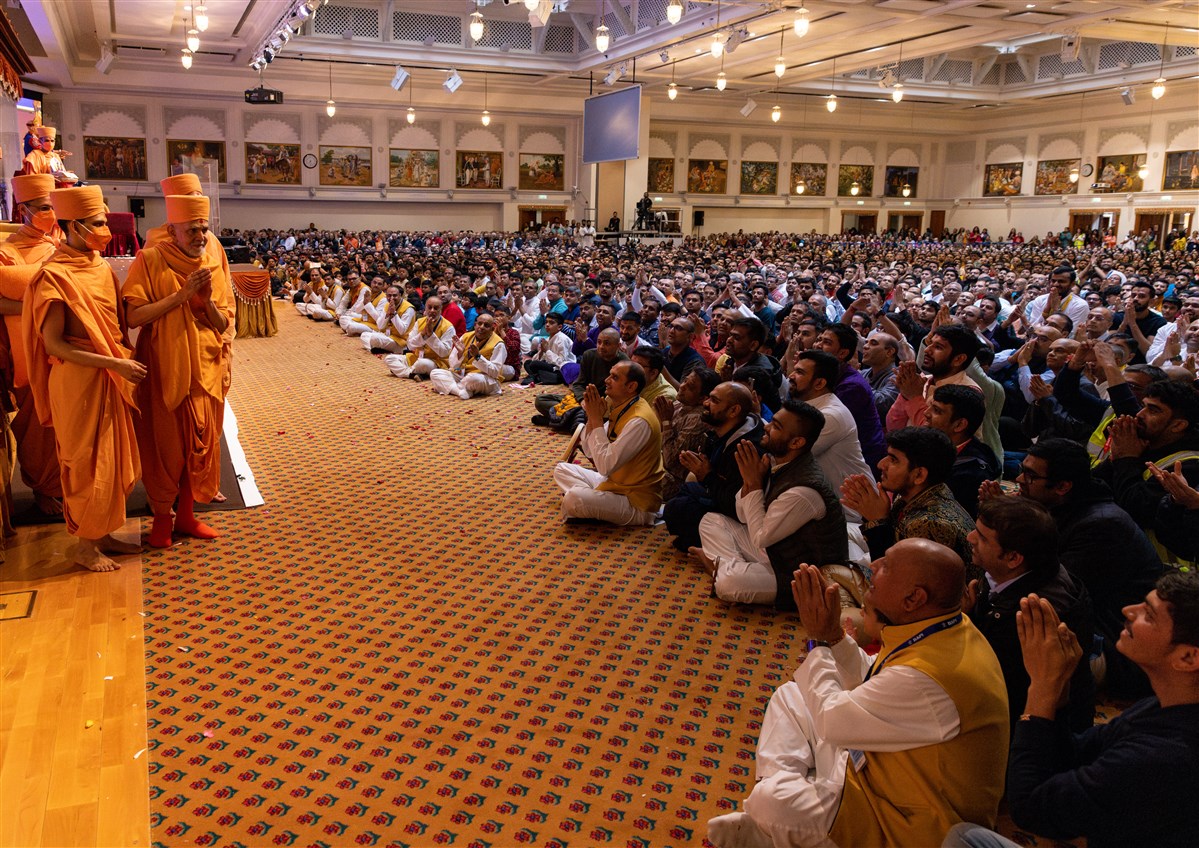 Exactly one year ago today, His Holiness #MahantSwami Maharaj, inspirer of faith, service and global harmony, arrived at the #NeasdenTemple. He graced London, after six years, for a five-week spiritual tour to bless the people of UK and Europe.