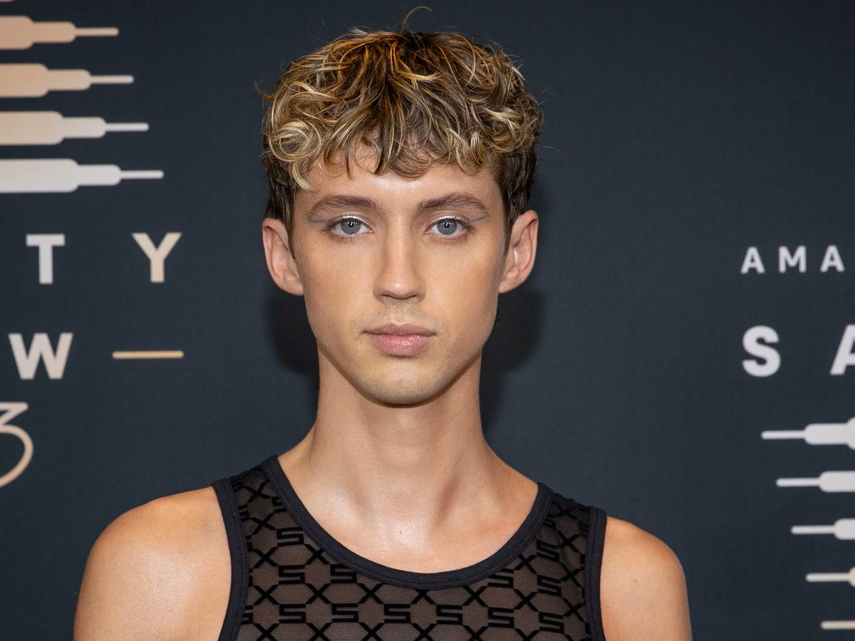 Troye Sivan, Dean Lewis, Teskey Brothers Win Big at 2024 APRA Music Awards

Troye Sivan scooped song of the year at the 2024 APRA Music Awards, held Wednesday, May 1 at ICC Sydney.

#latestnews #dailymusicroll