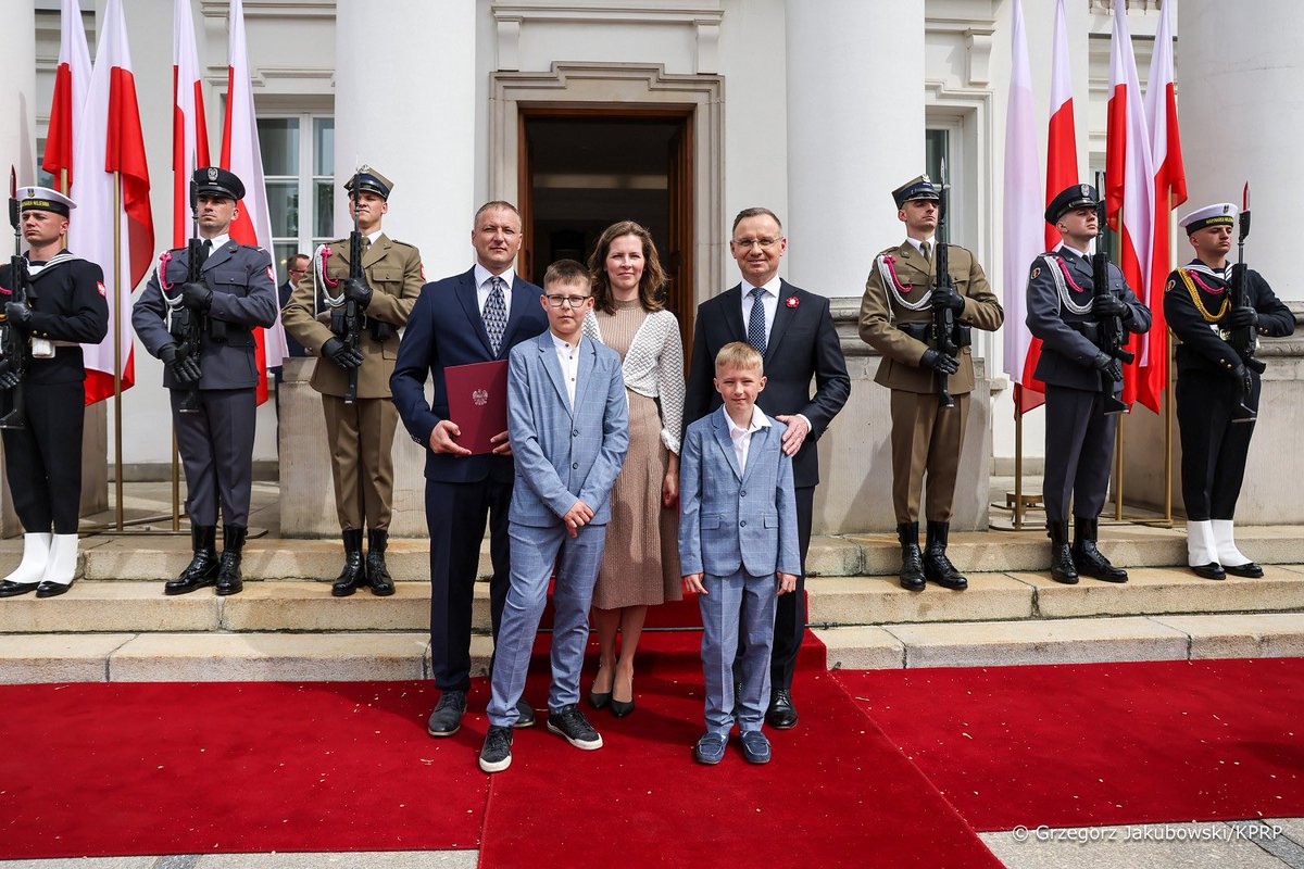 Podczas uroczystości w Belwederze Prezydent RP @AndrzejDuda wręczył Akty Nadania Obywatelstwa Polskiego. Otrzymali je: Maryia Belaus z Białorusi oraz 4–osobowa rodzina Smulskyi z Ukrainy.