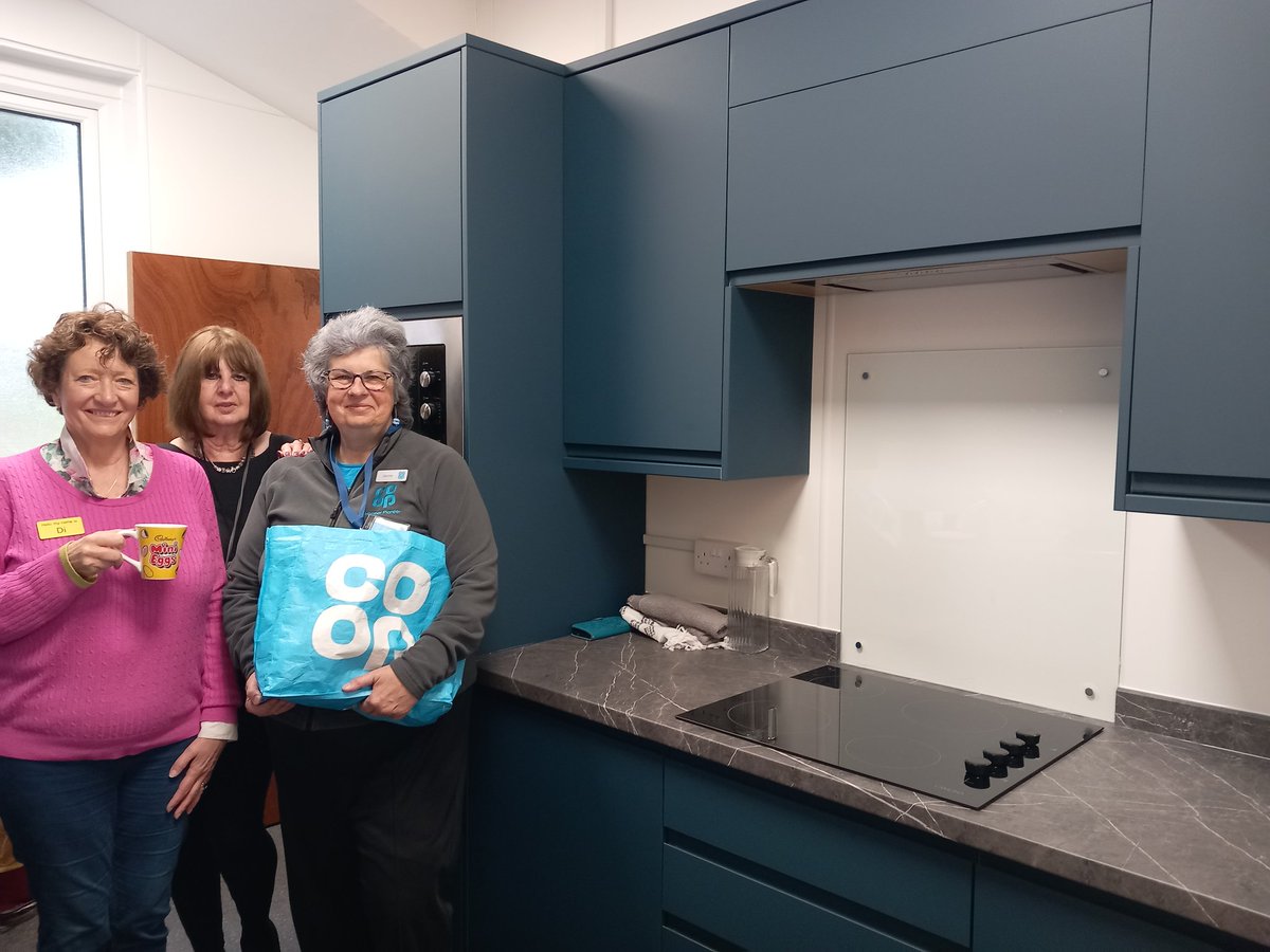 Celebrating the brand-new Willand Health & Community Centre kitchen. Huge 👏 👏 to @coopuk Member Owners who made this happen via the Local Community Fund 😃 Here I am with fab volunteers Di & Pat @CoopSueG @judithmorgane @DanniMcEwing1 @ExeCoopMPs @sidCoopMP @Geoff_wood2015 💙