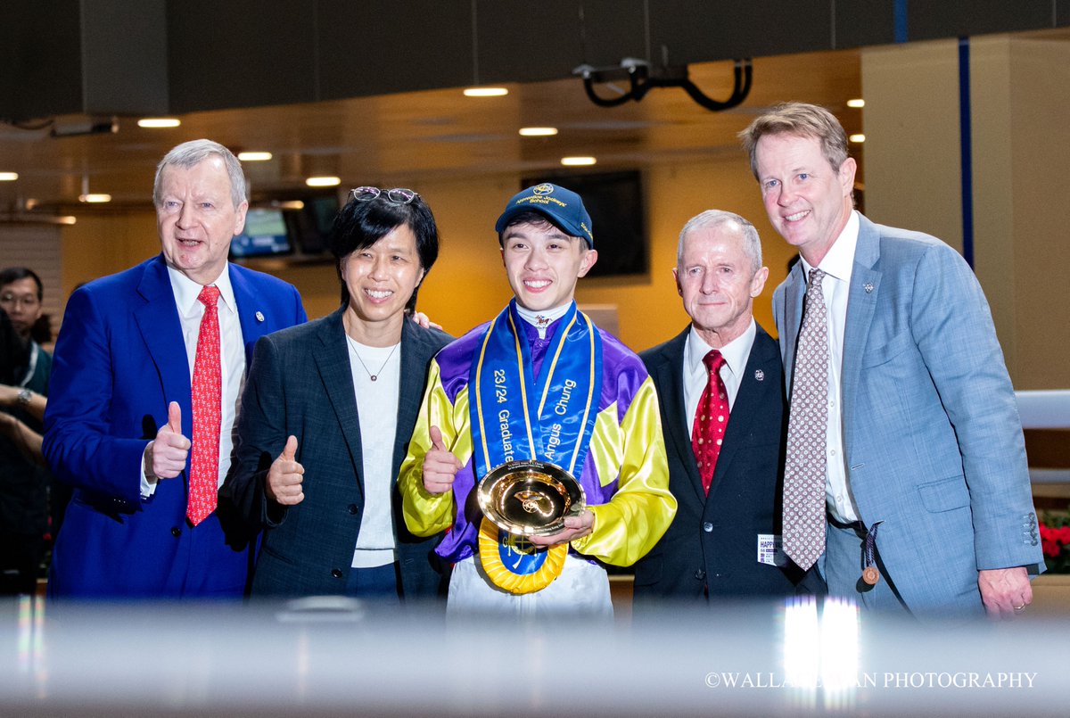Angus Chung graduated from his apprenticeship after winning on Colourful Emperor at Happy Valley on Wednesday night. What a winning moment!
@angusylchung 
#Horse #hkracing #hkphotographer #art #horsephoto #調教師 #horseracing #jockeys #騎手 #競馬場 #shatinracecourse #HorseRacing