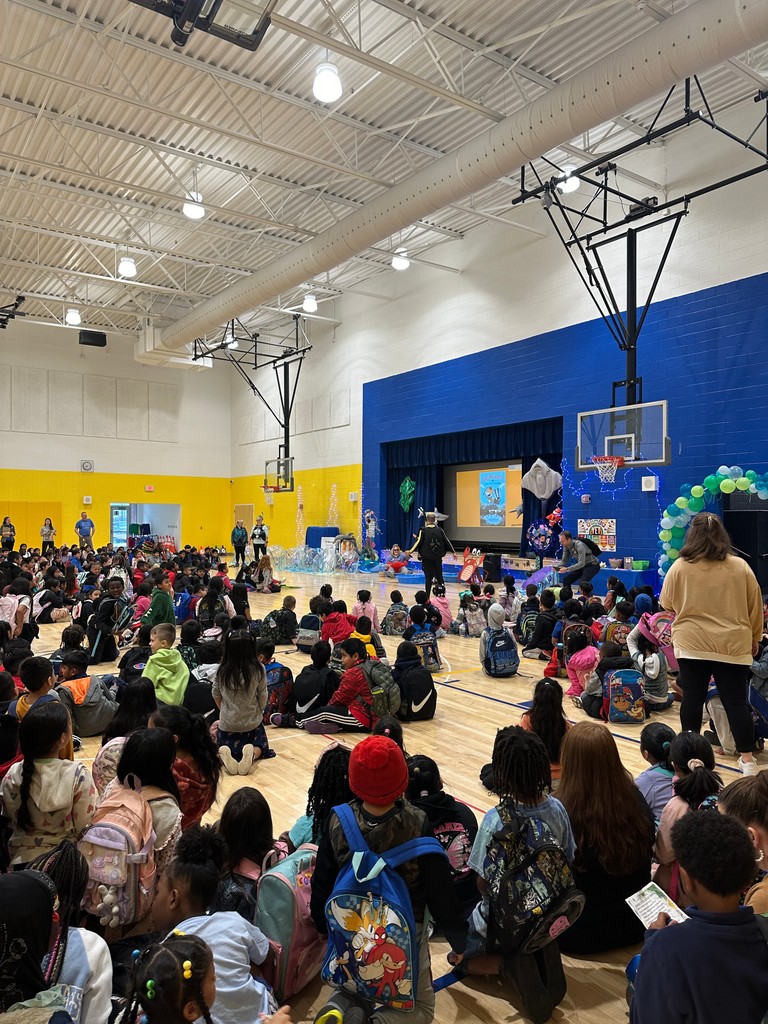 TNReadResearch's tweet photo. "Readers are leaders," Mr. Smith, Lonsdale principal, said as he presented this year's One Book, Read City book. This graphic novel is one students clearly could not wait to read!
@EducateKnox @KnoxSchools @GlennJacobsTN @kcsECErocks @MuseKnox
#OneBookReadCity #KnoxCounty https://t.co/NondIy8Ql6