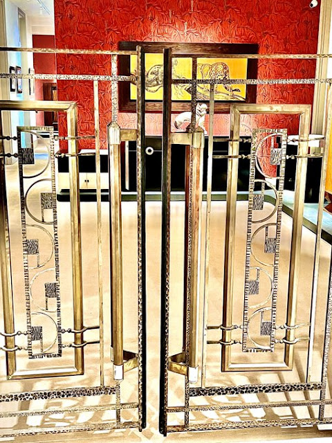 Spectacular grille and decor at Berardo - Art Deco Museum (B-MAD). The Art Deco museum in Lisbon also displays Art Nouveau pieces, in an historic tiled mansion. #Lisbon #StreetPhotography #Portugal #ArtDeco #ArtNouveau #travel #PhotoJournalist #museum #PT …antravelandaccessibility.blogspot.com/2024/04/lisbon…