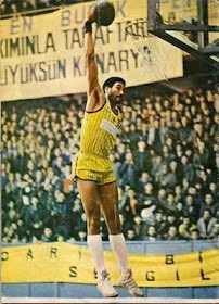 Görsel şölen ve herkesin iyi niyeti harikaydı. Ama dün Ataşehir’deki 12.500 kişi yerine Spor Sergideki 2.500 olsa 3 kat daha etkili olurdu. Endüstriyel basketbol parayı veren düdüğü çalıyor. Biz 2.5 lira verirdik ilk gelen otururdu. Neyse, takım düşerse daha etkili olalım yarın.