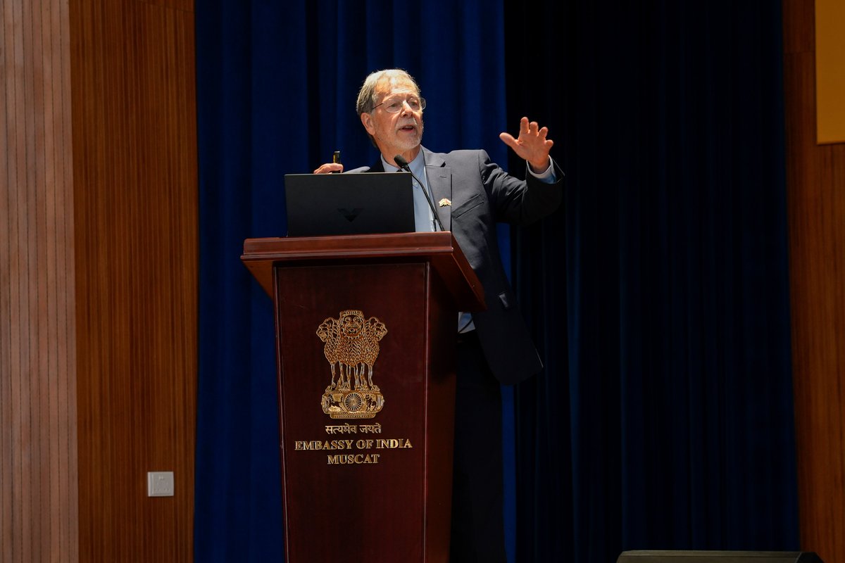 'Mandvi 2 Muscat: An iconic series concludes' With the 7th lecture featuring Dr. Calvin Allen from US, the Embassy's 8-month-long lecture series drew to a close, exploring the rich history of Indian diaspora in Oman and India-Oman ties from prehistoric to modern eras. (1/4)