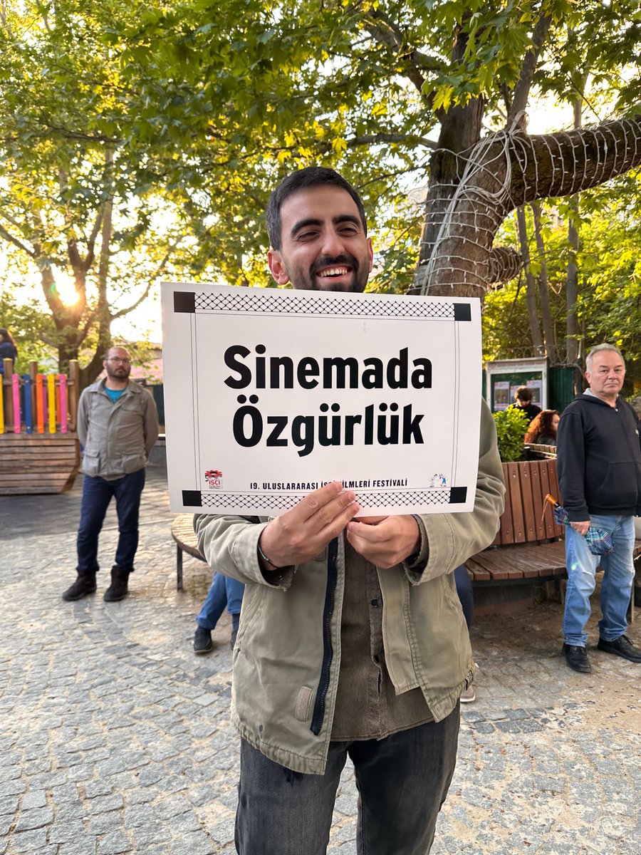 Açıklamadan sonra açılış gecemizi düzenlediğimiz Çankaya Belediyesi Doğan Taşdelen Çağdaş Sanatlar Merkezi'ne doğru geçtik ✌🏻 Sansürsüz sinema, özgür dünya! ✌🏻 Sinemada özgürlük!