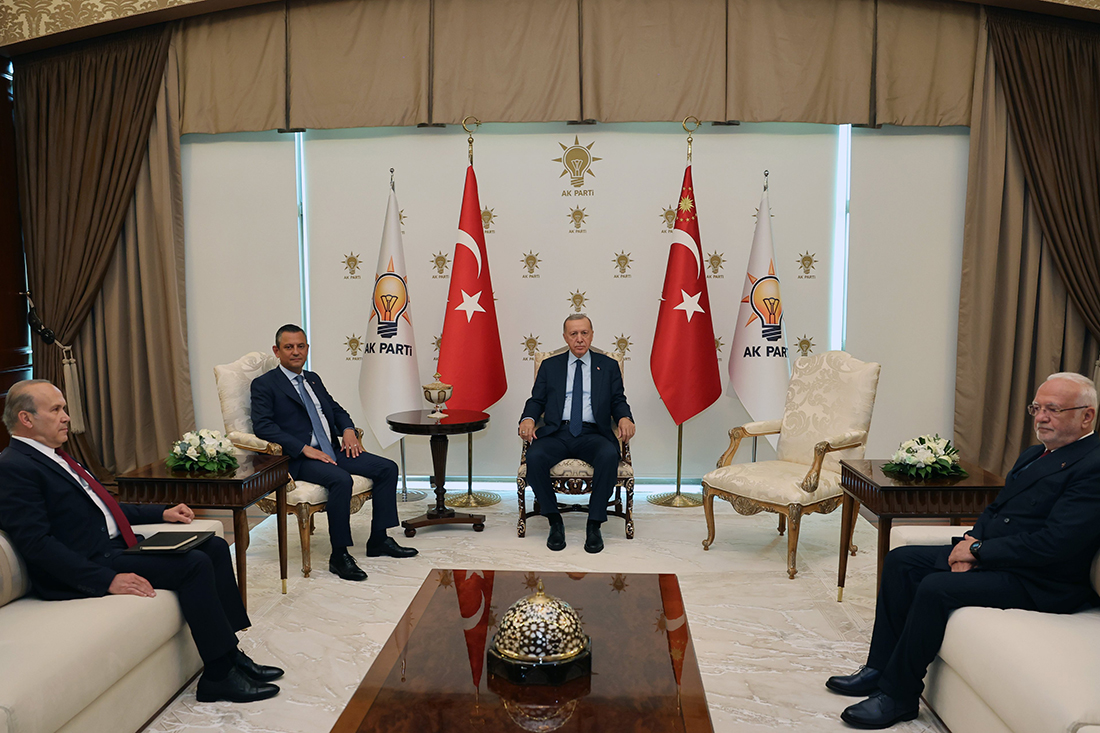 Özgür Özel, Tayyip Erdoğan görüşmesinde ‘boş koltuk’ krizi yaşandı; Özel'in, rahatsızlığını ilettiği, Erdoğan'ın ise iade-i ziyaret yapacağı duyuruldu