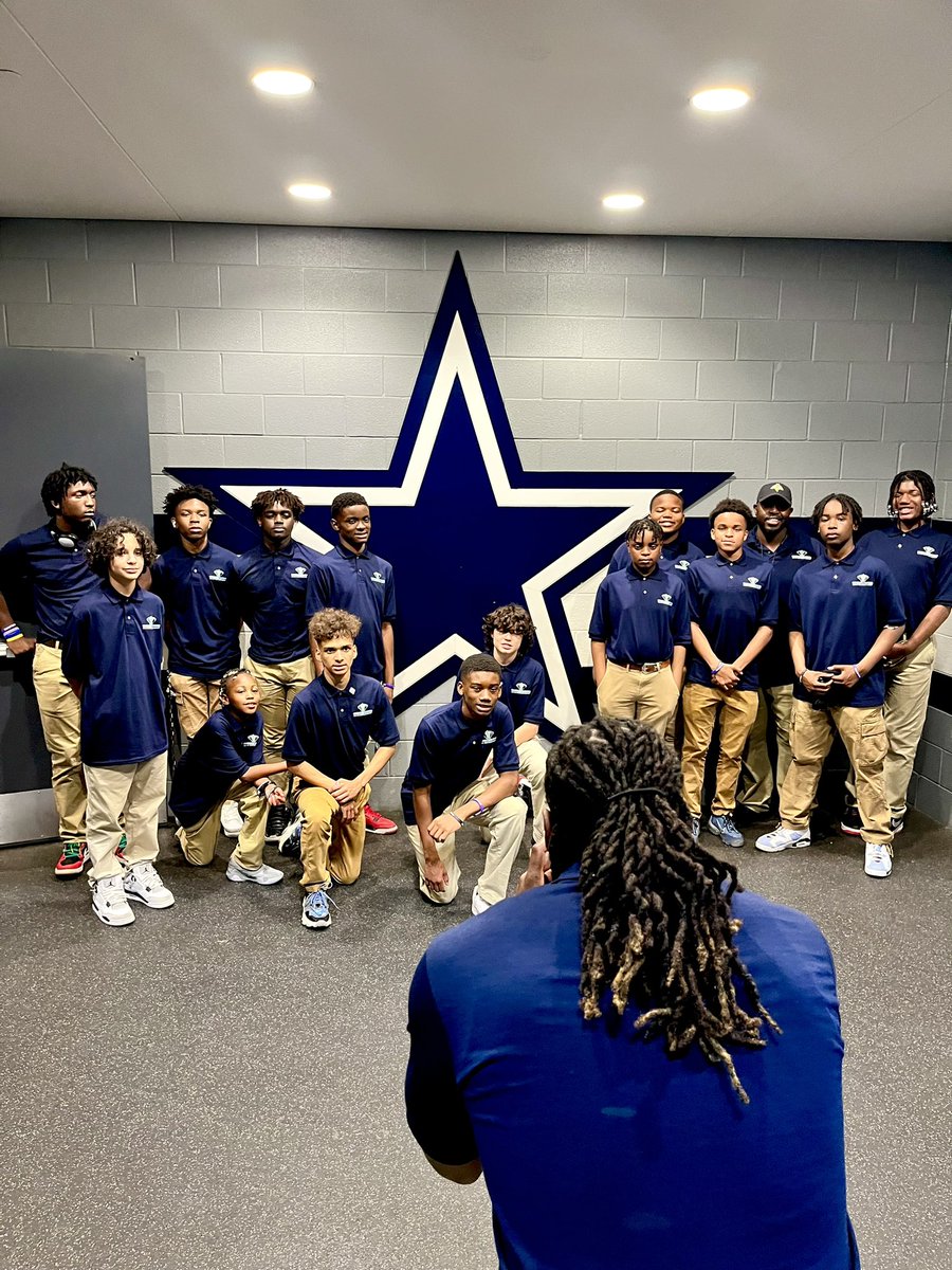 🌟 Youth mentoring is the key to unlocking endless opportunities for greatness! By providing guidance, support, and inspiration, mentors empower young minds to reach for the stars, pursue their passions, and achieve their dreams.

#Mentor #nfl #dallascowboys #YouthMentoring 🌟