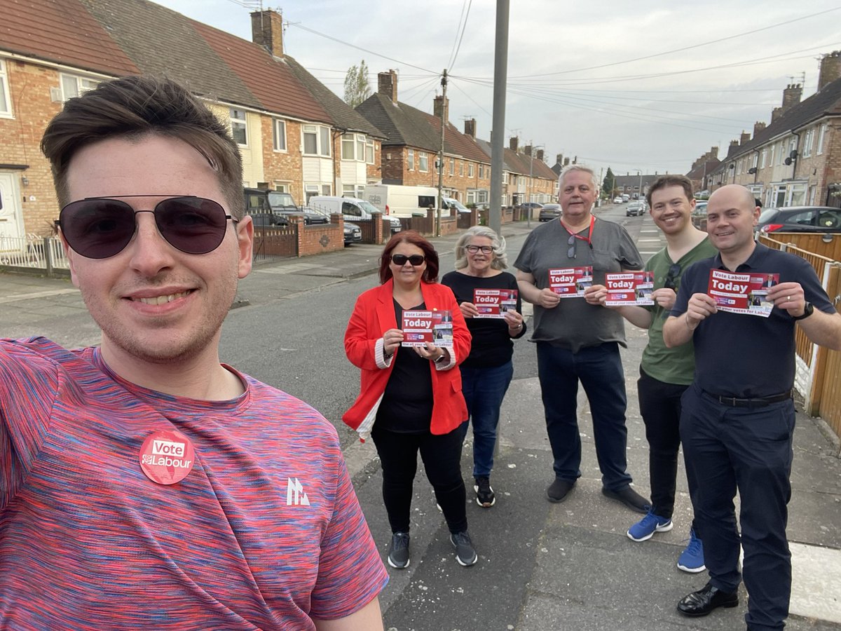 Mammoth round in Speke this evening with @liamrobinson24, @PaulaBarkerMP, @CllrBMurray, @Th_Honeywell, @William_OldSwan and Tom C. Great response for @MetroMayorSteve and @emilyspurrell 🌹 #LocalElections