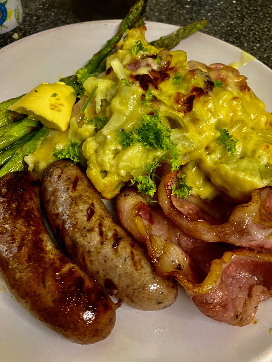 Sausages and cauliflower cheese on the bbq. The Ploughman's Farm Shop sausages and veg from there too. With asparagus and bacon. #cauliflowercheese #TraditionalSausages #bacon