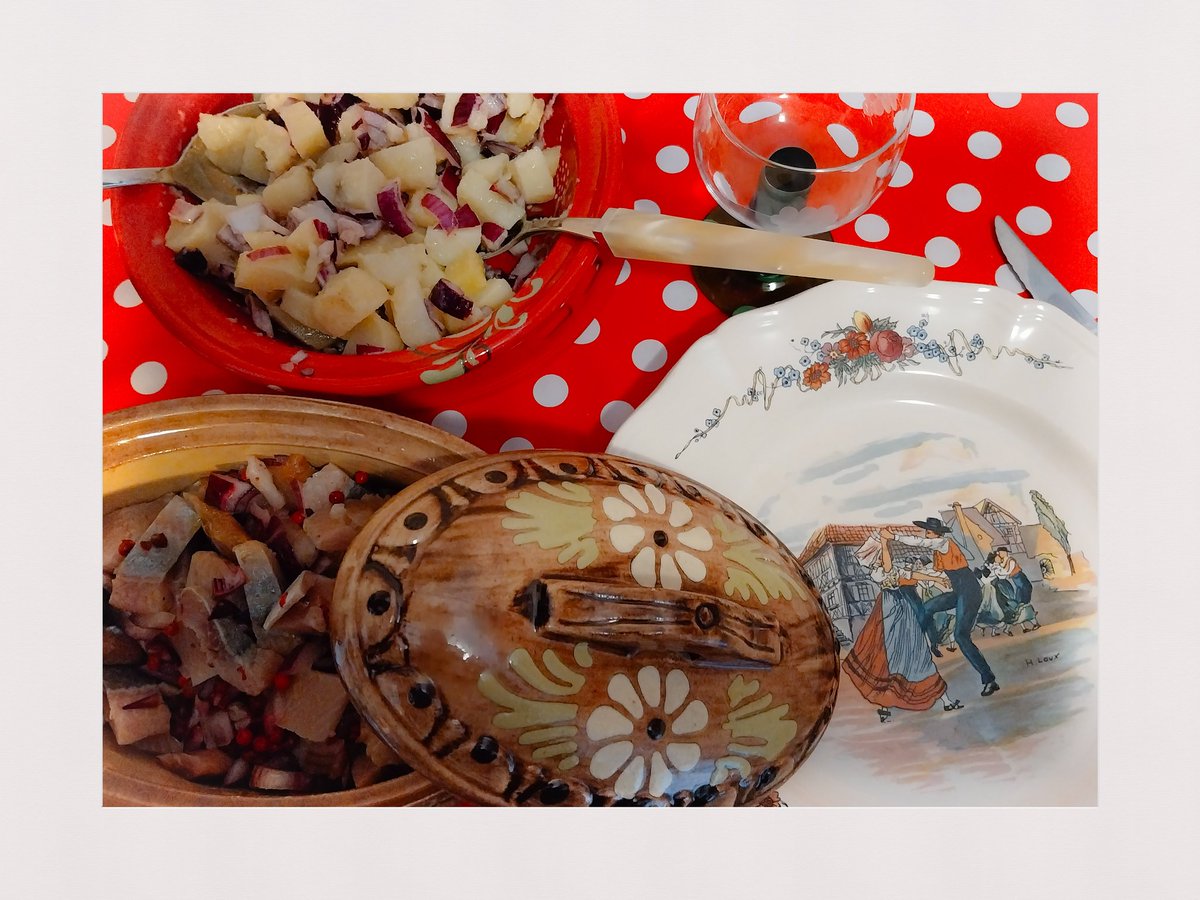 Les voyages, ça inspire 💡 Repas alsacien : harengs marinés et salade de pommes de terre (vinaigrette raifort, melfor et huile), un délice Assiettes Obernai et poteries de Soufflenheim Hopla!