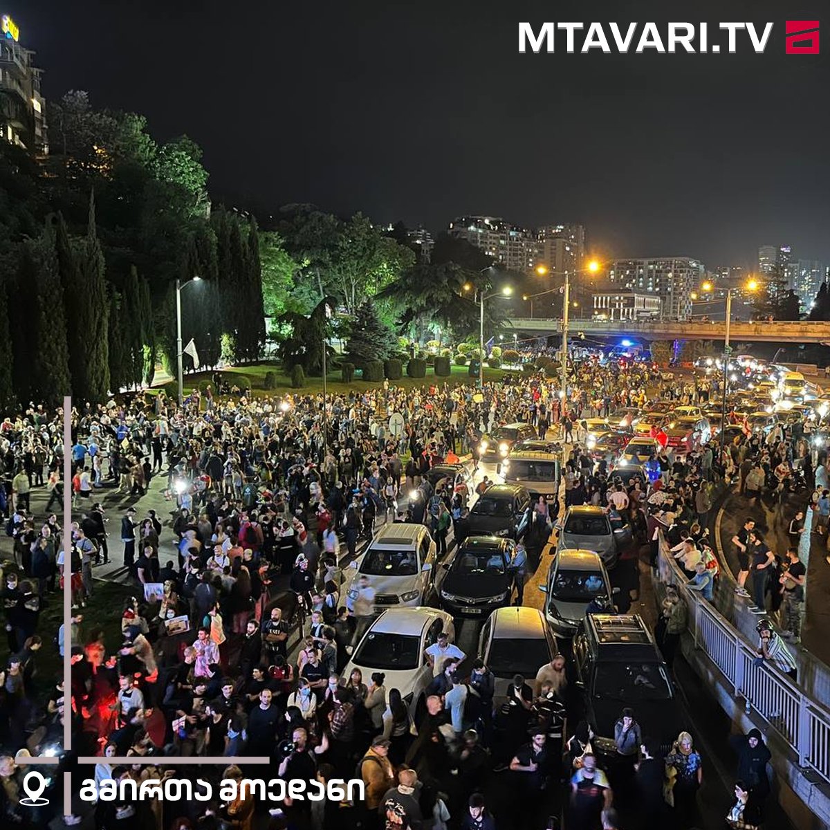 After the arrest of the peaceful protesters on the main road of #Tbilisi, the demonstrators gathered in front of the Parliament marched to help them. This is what Heroes' Square looks like now, the main transport hub of the capital. #Georgia #GeorgiaProtests #NoToRussianLaw