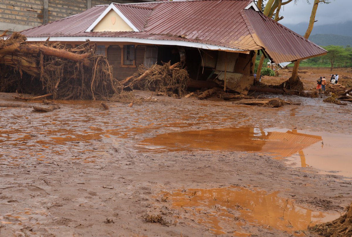 Floods wreak havoc across East Africa with death toll rising as experts warn of continued rains. Children are bearing the brunt of it, with schools remaining closed for another week. Learn more about our efforts. 👇 bit.ly/44rbdPR