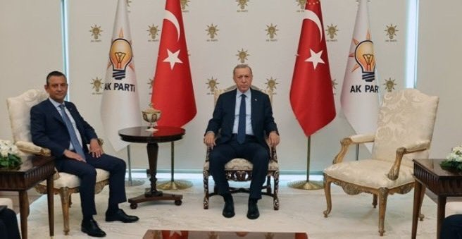 Özgür Özel “boş koltuk” rahatsızlığını Erdoğan’a iletmiş. AKP genel başkanı cumhurbaşkanı Erdoğan, özel kalem müdürü Hasan Doğan’a “Hatamızı telafi edelim. Biz de CHP’yi ziyaret edelim” demiş. Neyseki koltuk sağlammış! Kırık olabilirdi. #SONDAKİKA Namık Tan