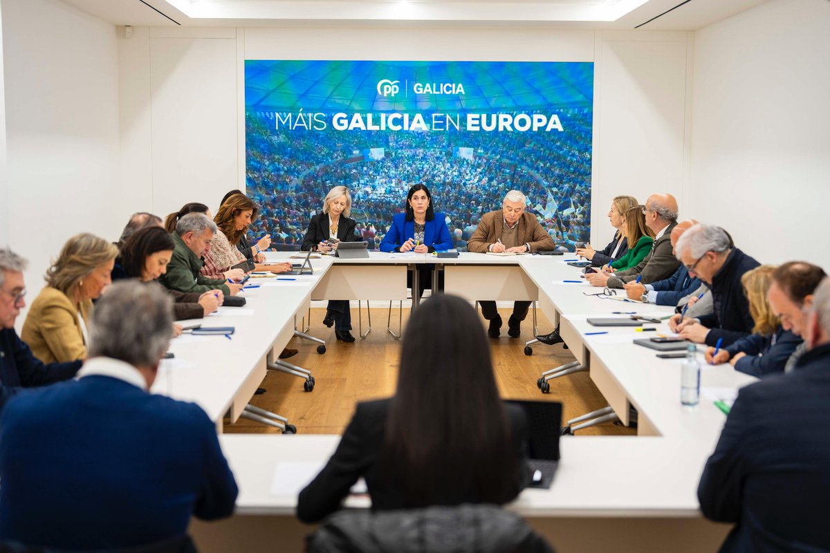Gran reunión de traballo cos deputados nacionais e senadores galegos do PPdeG. O noso obxectivo: poñer en valor a súa defensa de 'Galicia con propostas fronte ás críticas e con proxectos fronte aos insultos”. 👉🏻 ppdegalicia.com/es/paula-prado…