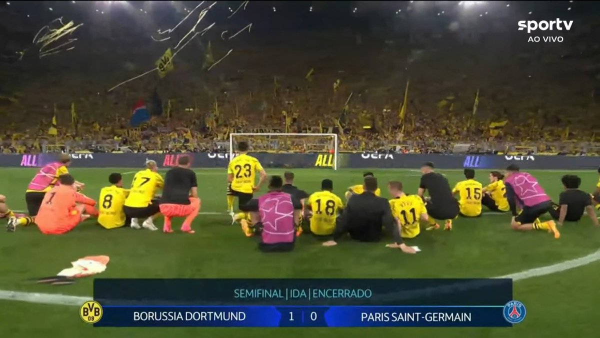 Ah, o futebol... 💛🖤

Dá uma olhada nos jogadores do Borussia sentados admirando a Muralha Amarela após a vitória contra o PSG!

#SelecaoSportv