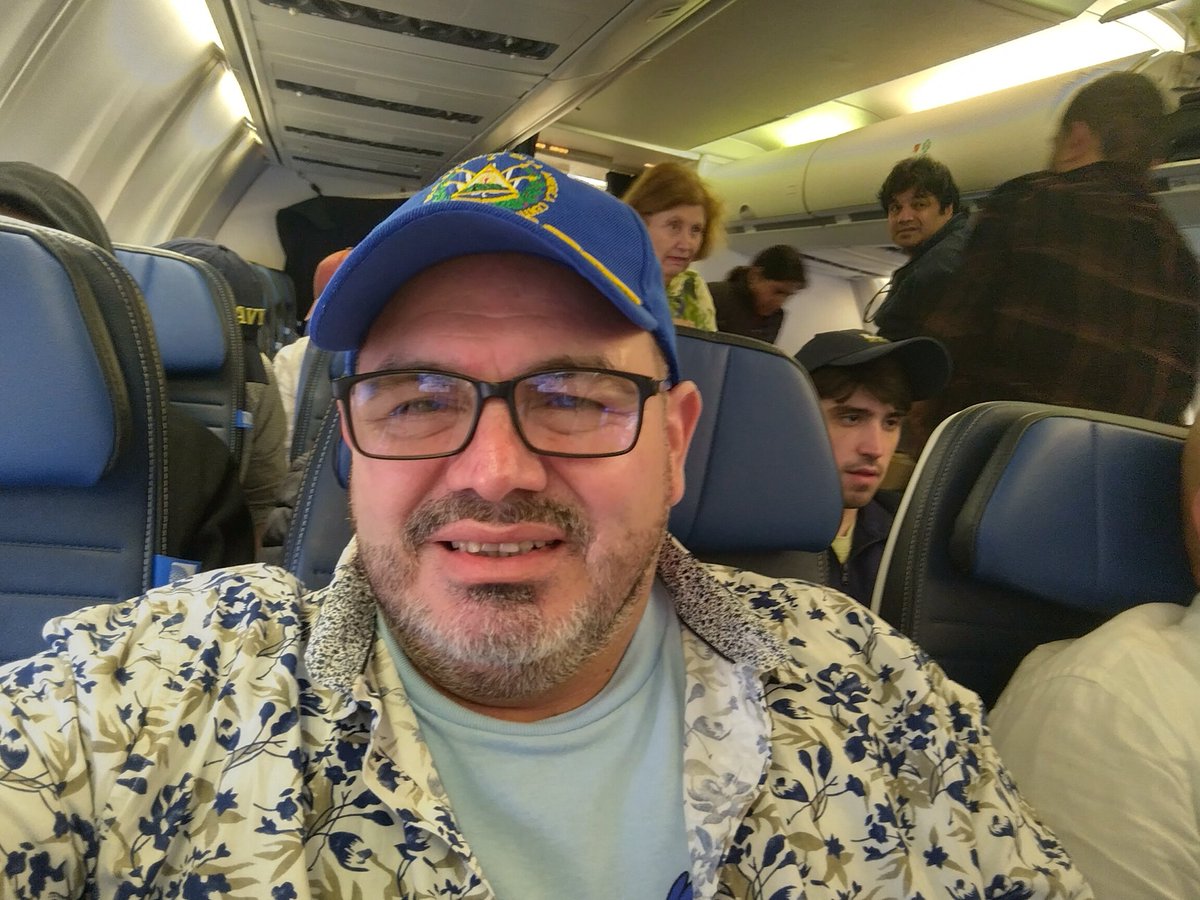 Volando al bello pulgarcito de América.