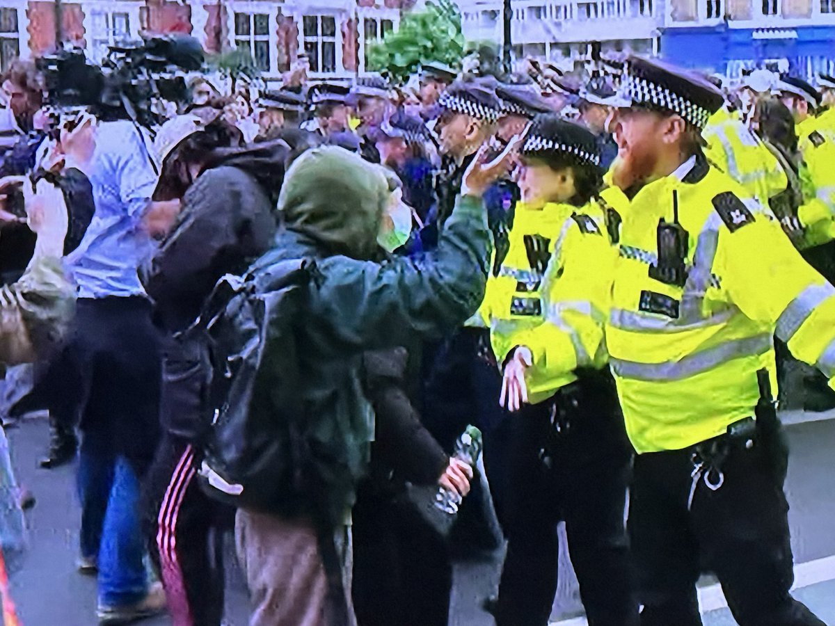 Farcical scenes in #Peckham today as Khans police pussy footed around the great unwashed, trying 2move a few illegal immigrants from a hotel 2the #BibbyStockholm They got their tyres slashed & gave up. Meanwhile 700 more washed up on our shores. Pathetic.😡