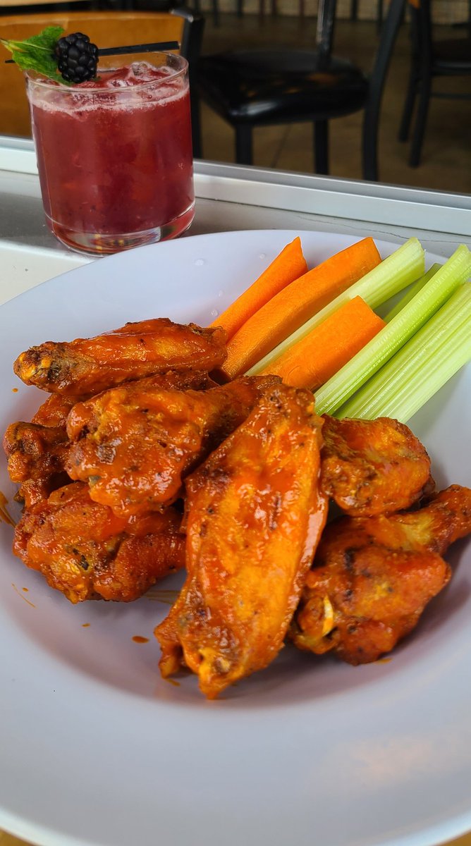 Get ready to crush #ThirstyThursday at All Star Drafts Sports Bar & Grill! Enjoy 50% off ALL wings and sip on our famous $10 Signature Sipper. #WingLovers #SignatureSipper #SportsBar #cocktails #doslagos