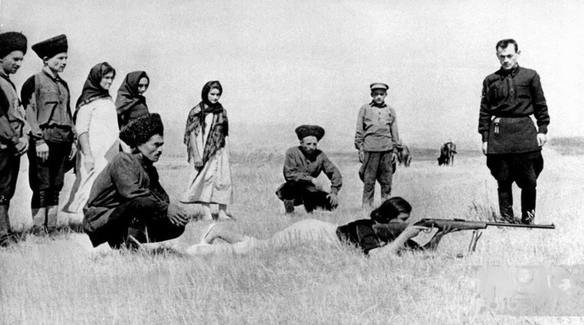 Gun training of peasant women during the Second World War.

Dagestan ASSR, April 1942.