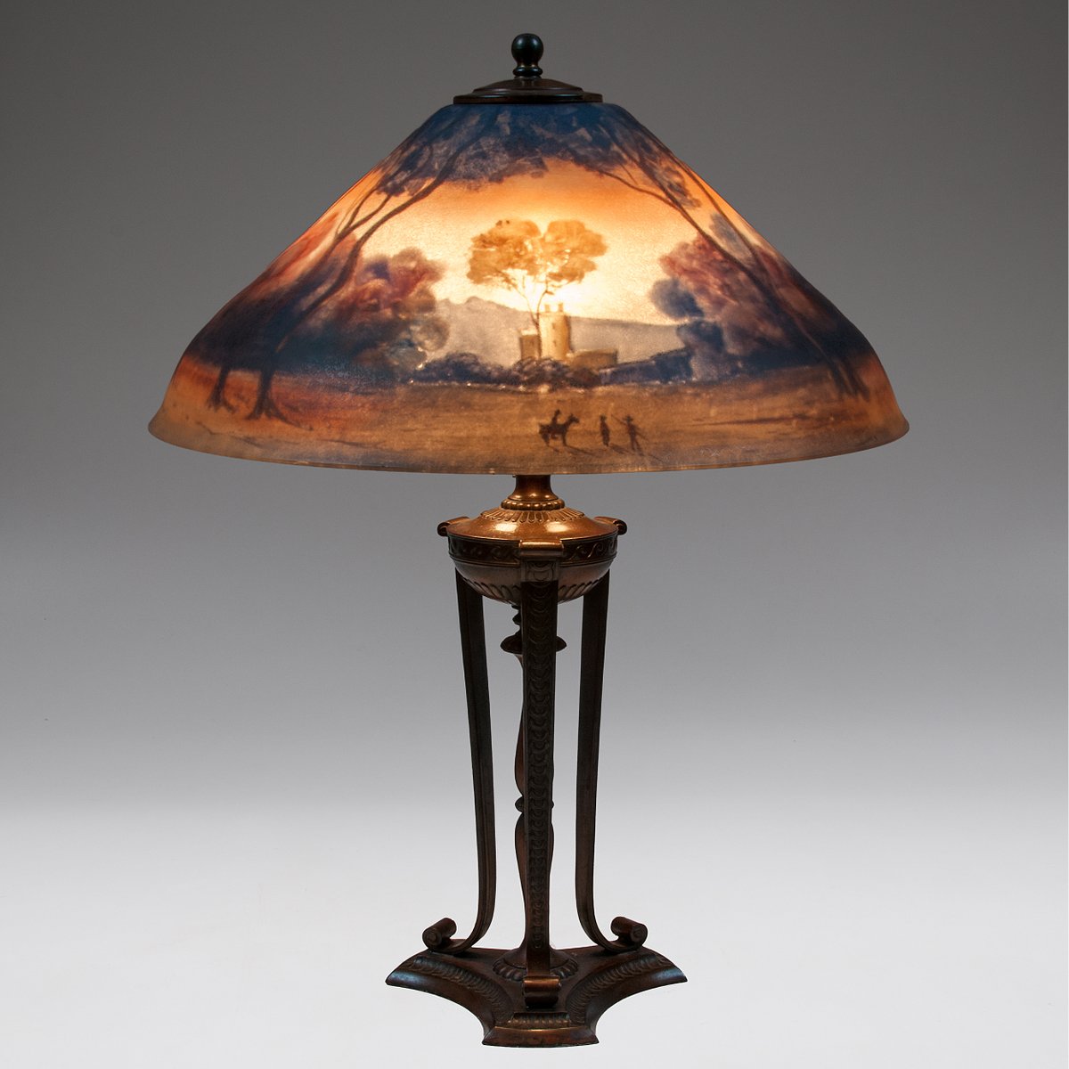The #MountWashingtonGlassWorks of #NewBedford, #Massachusetts, produced many lamps with beautifully #reversepaintedshades.. Learn more at
facebook.com/antiquesandmor…