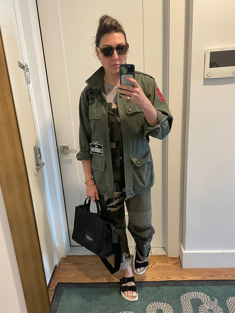 It doesn’t get more Brooklyn than biking to a meeting in Williamsburg wearing Carhartt overalls and Birkenstocks😩

I am a walking meme.