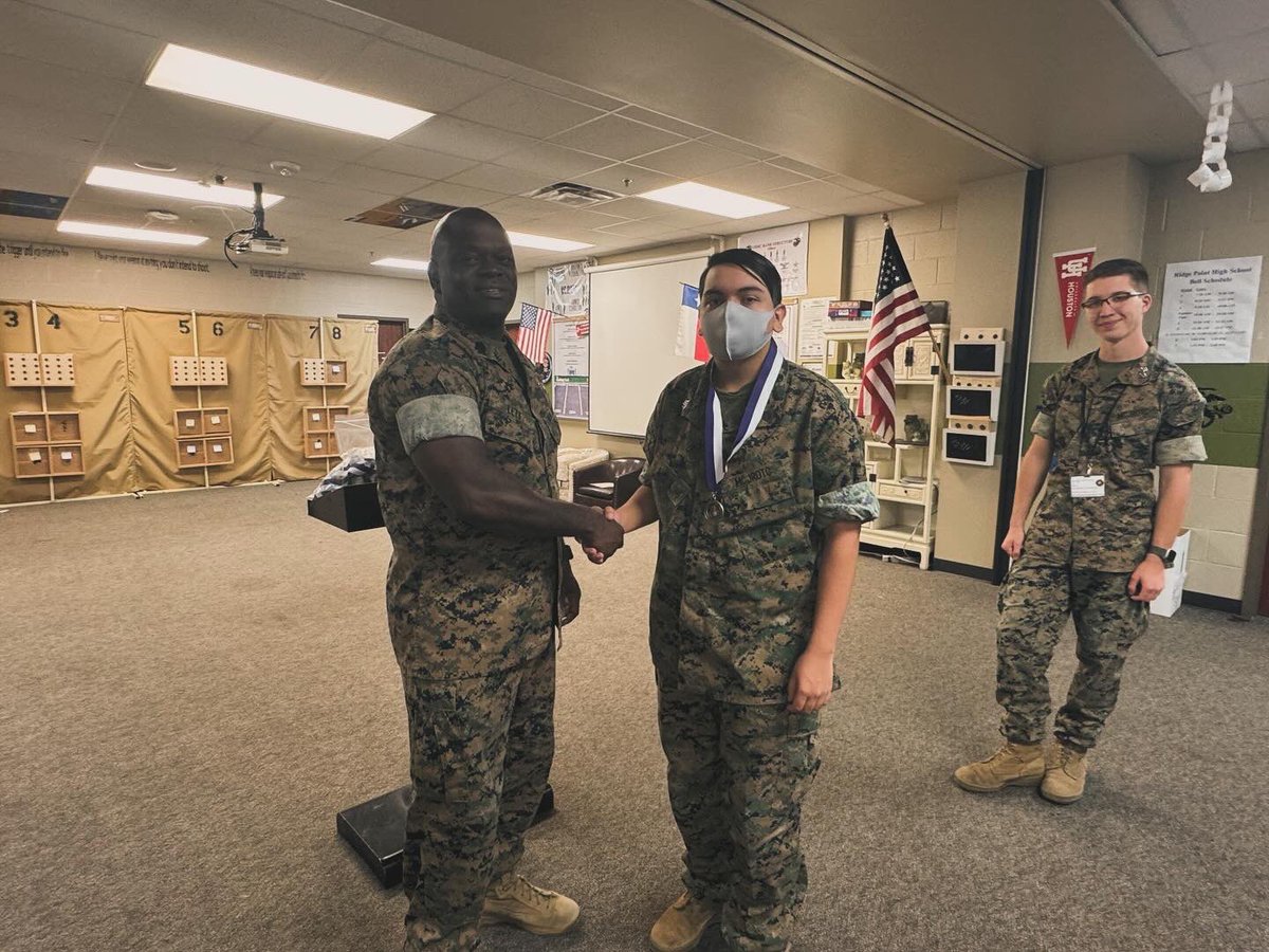 Awarding all graduating their long awaited JROTC Medal. Awesome job! This is 5th Plt Seniors. @RPHS_Panthers @FortBendISD @FBISD_CTE