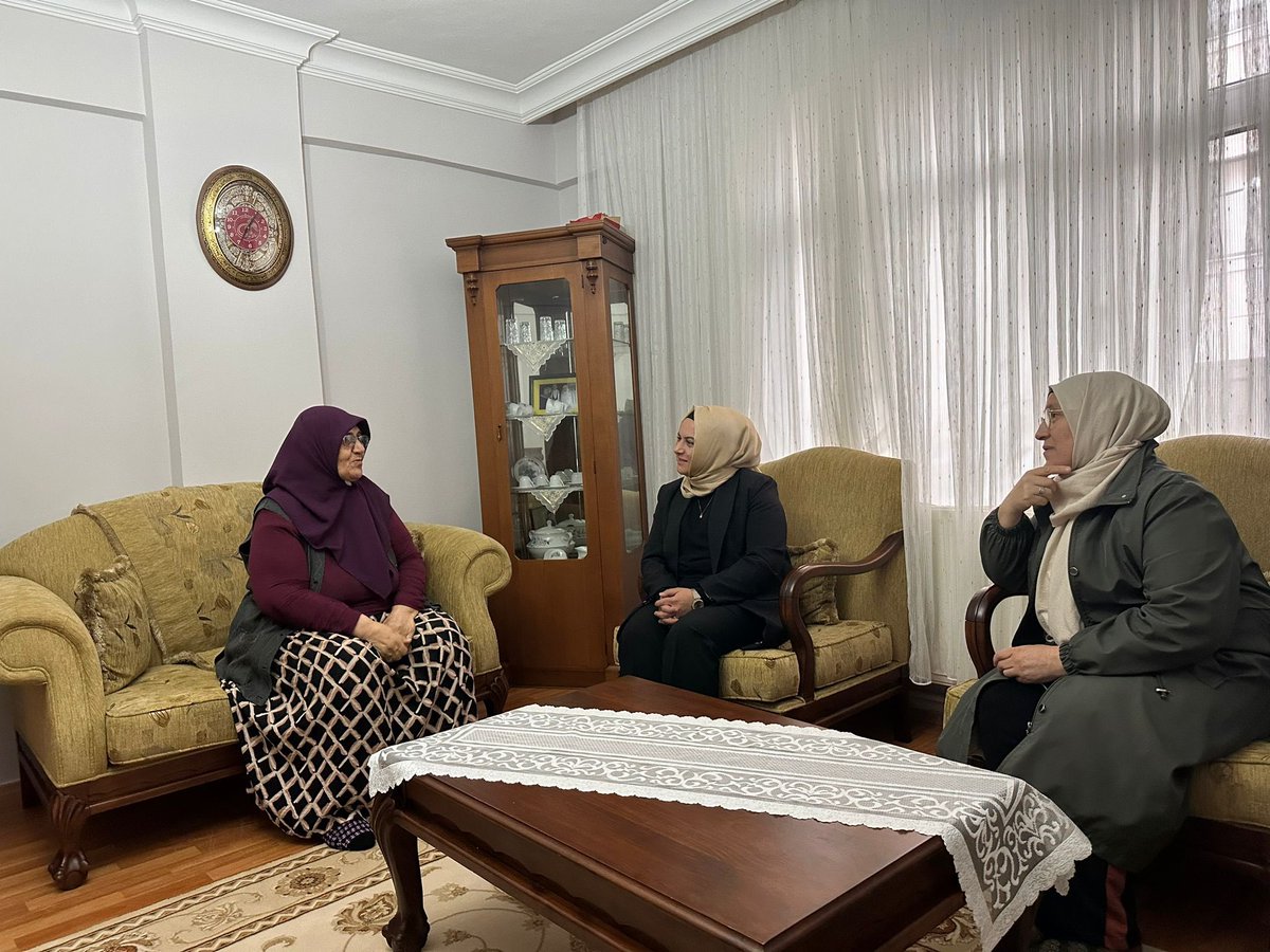 Cumhuriyet Mahallesi komşularımızdan Kezban Teyzemize umre dönüşü ziyarette bulunduk. Rabbim ibadetlerini kabul etsin, bizlere de nasip etsin.