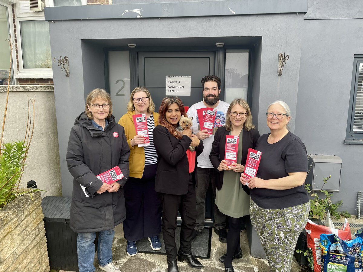 Wonderful team in Dulwich Hill, lovely cuppa with added gorgeous dog called Nadia! Getting out the Labour vote with a smile. Thank you for all your help! ❤️🌹❤️
