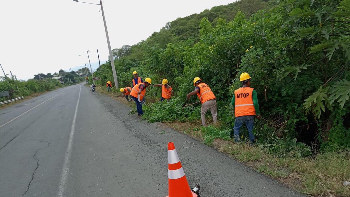 MIT_Ecuador's tweet photo. #Manabí I El director Distrital #GregoryVera, informó en #RadioArena que:
👷Con el apoyo de microempresas realizamos el mantenimiento de la vía El Carmen-Flavio Alfaro-Tosagua, sectores Quiñónez y El Junco. https://t.co/Tqfkc3zmdo