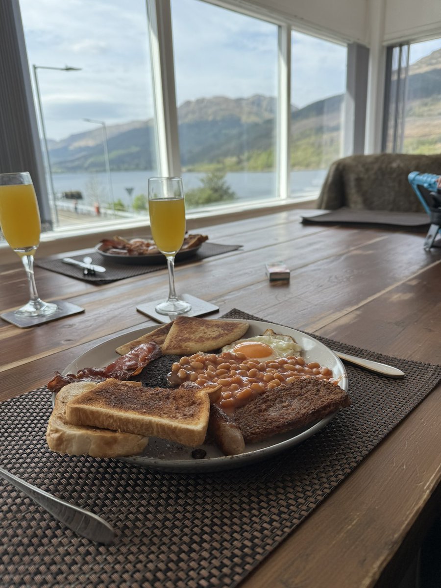 Can’t beat a glorious day in Arrochar. Luckyily I have a great brother who lets me enjoy this for the small fee of just continuing to be his hilarious, handsome and cool brother <a href="/JamesCAMBO96/">Gladi8tor Transfers & Travel</a>. Link below to book or message James direct!

airbnb.com/h/arrocharalps…