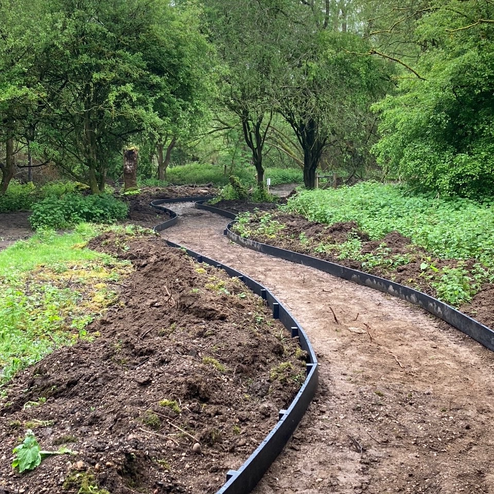 Work on the new path at Thrupp Lake is coming along nicely!

#workinprogress
#construction
#conservationvolunteers