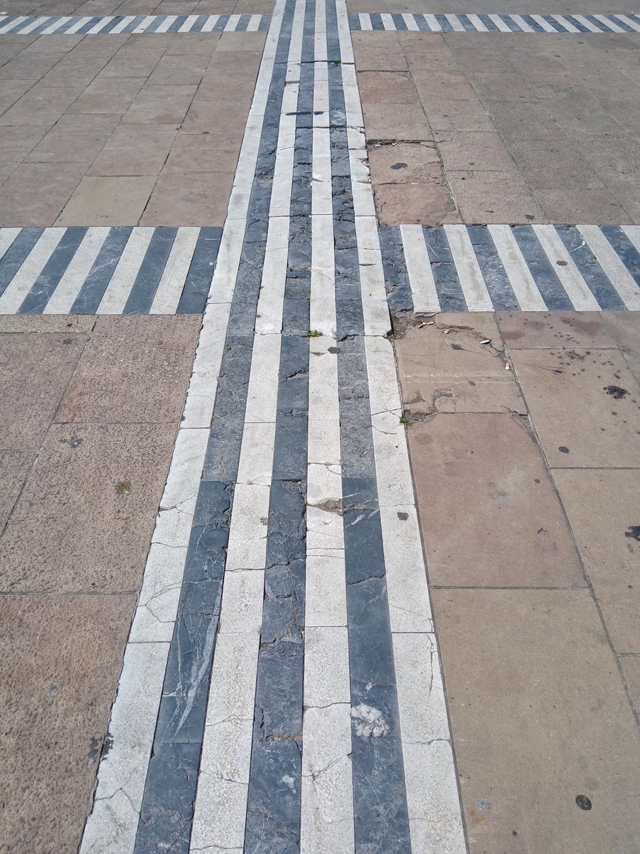 Piazza Arnolfo di Cambio a Colle Val d'Elsa ristemata da Jean Nouvel (!) e Daniel Buren (appena vista ho pensato a lui)