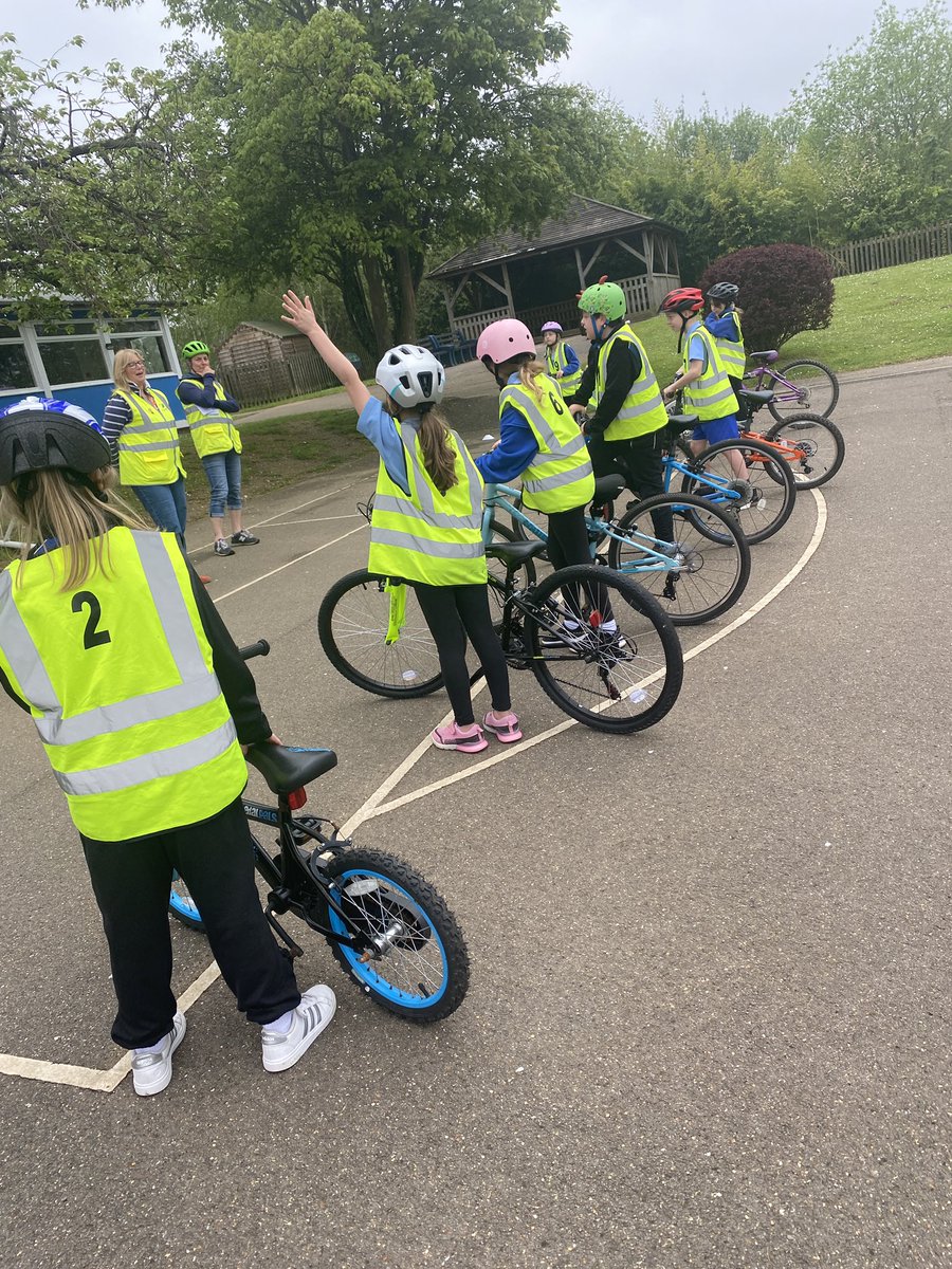 Well done to our Year 4 children who took to their 🚴🏻‍♀️🚴🏻🚴🏻‍♀️ for the @SurreyCouncil Bikeability course @BikeabilityUK today.

Cycling is a great way to get around, stay healthy and protect the environment.

@LEOsports7 @SustainableLEO