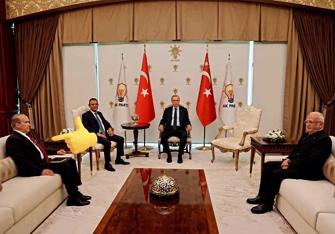 Hayırdır, Cumhurbaşkanı Erdoğan, Özgür Özel görüşmesine 🇺🇸ABD temsilci gönderdi. Görüşme'ye Eski Washington elçisi Namık Tan'da katıldı.

Böyle bir görüşmede ABD temsilcisinin ne işi olabilir ?