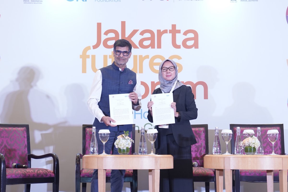 @samirsaran @dinopattidjalal @sandiplomat An MoU was signed by @samirsaran (@orfonline) & Dr Curie Maharani Savitri, Executive Director, Indo-Pacific Strategic Intelligence, Indonesia. A positive step towards strengthening relations and ways of cooperation between #India & #Indonesia. #JFF #JakartaFuturesForum