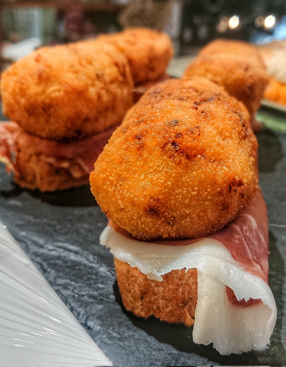 Kroketotxoa merezi dut, eta ez diot ezer zor inori
#Euskalherria #Basquecountry #Barakaldo #Kroketak #Ajamonadas #Jamón #Urdaiazpikoa #Croquetas