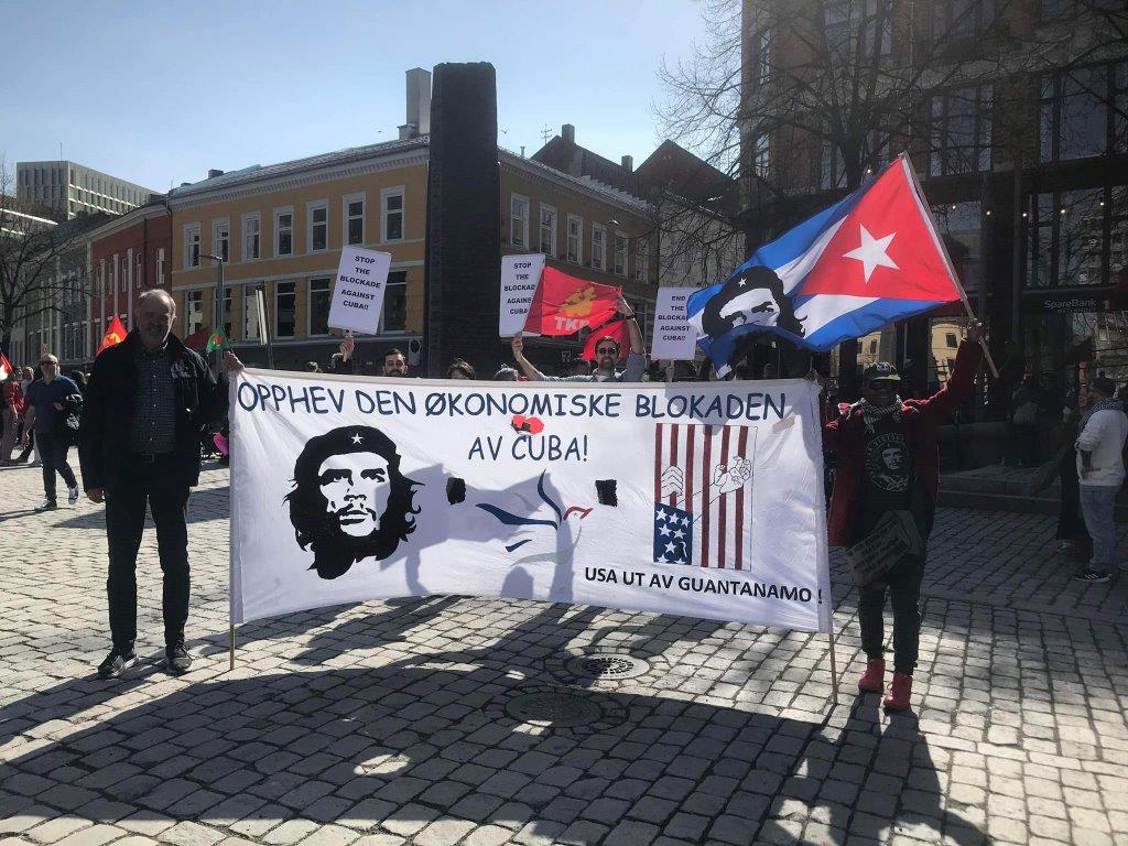 Miembros de la Asociación de Amistad Noruega-Cuba y cubanos residentes en Oslo tomaron parte en el desfile realizado en esta ciudad con motivo del 1 de Mayo, para mostrar su respaldo a la Revolución cubana. #JuntosXCuba 🇨🇺 🔗nacionyemigracion.cu/es/node/1030