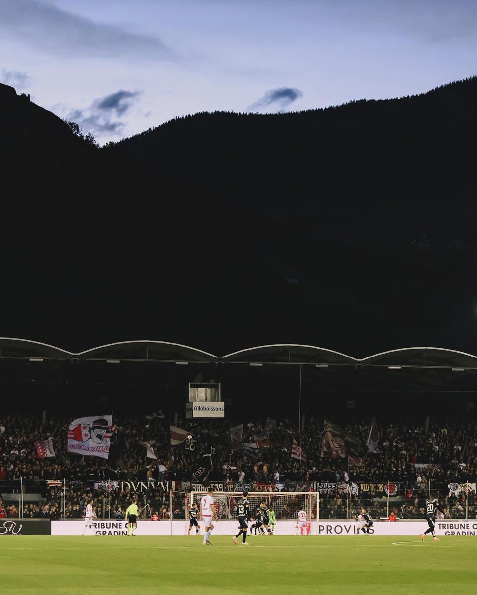 📸 A little late but here is a thread of the best shots from this past weekend across the divisions in Swiss football.

𝗦𝗶𝗼𝗻 0-2 𝗟𝘂𝗴𝗮𝗻𝗼
Night falls over the Stade Tourbillon during Saturday's cup semi-final.