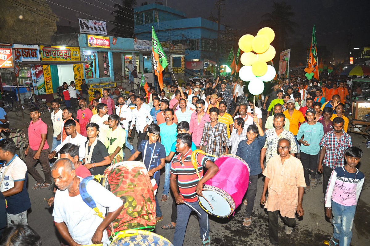 Campaigned for Shri Dhananjay Ghosh ji for #LokSabhaElection2024 in Jangipur Lok Sabha constituency. The transformative agenda of @BJP4India and the tireless efforts of Hon'ble PM Shri @narendramodi ji have inspired a wave of optimism across the nation. #PhirEkBaarModiSarkaar