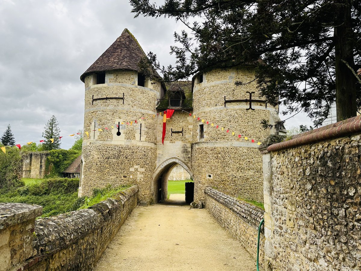 Autour @Prefet27⁩ et @vmfpatrimoine⁩, une cohorte de propriétaires de château en tweed et Barbour se sont réunis cet après-midi à Harcourt pour fêter les belles demeures de l’Eure propices au bonheur et à la grandeur non sans un hommage inattendu ⁦@valdereuil_info⁩