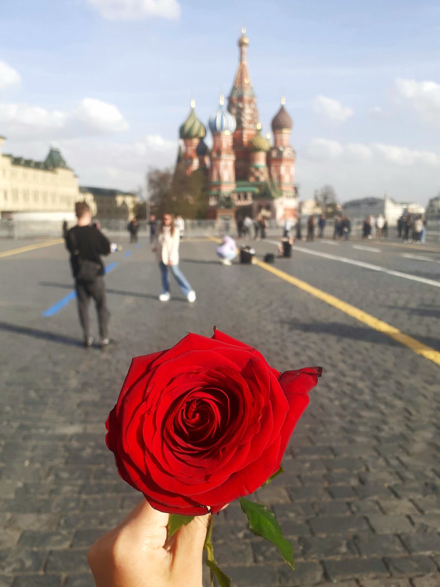 Moscow - one of the most clean, organized, technically highly equipped and green cities I've ever been to, from time to time women even get flowers on the Red Square🌹

#SaveSoil #ConsciousPlanet #СпасёмПочву #Russia #Moscow